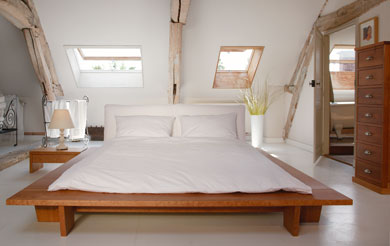 Bett Kedia 2 - symmetrisch in Kirsche ge�lt mit Lehnen Kedia