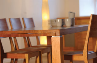 Seitenansicht von Tisch Madani mit Stuhl Kelo